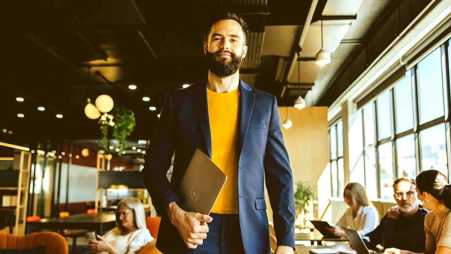 Teilnehmer arbeitet an responsivem Layout am Computer
